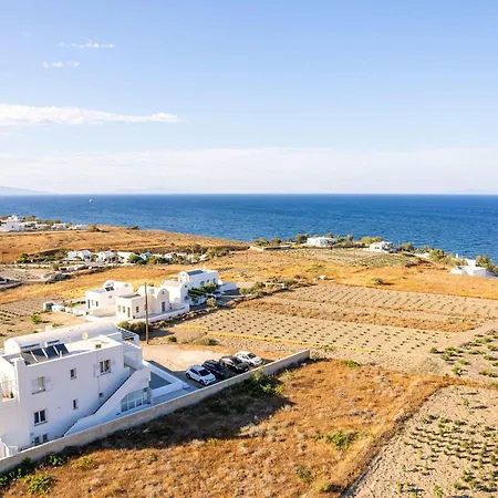 Santorini's Welcoming Getaway - Blissful & Homely