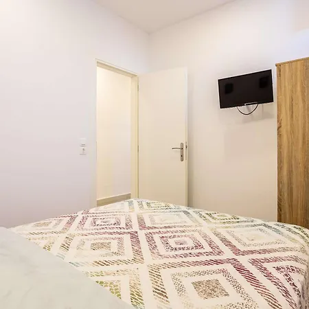Santorini's Welcoming Getaway - Blissful & Homely