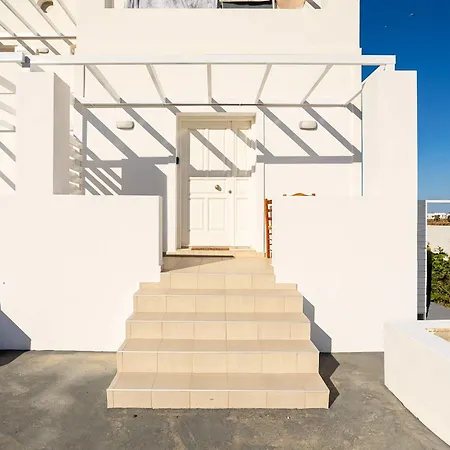 Santorini's Welcoming Getaway - Blissful & Homely